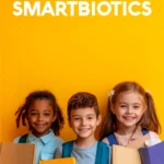 Niños felices con mochilas frente a fondo amarillo, imagen representativa de testimonios sobre SmartBiotics Kids.