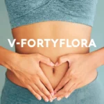 Mujer mostrando su abdomen con gesto de corazón sobre el vientre como símbolo de salud digestiva, producto V-Fortyflora VitalHealth.