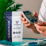 Persona midiendo su glucosa junto al suplemento V-Glucalose de VitalHealth