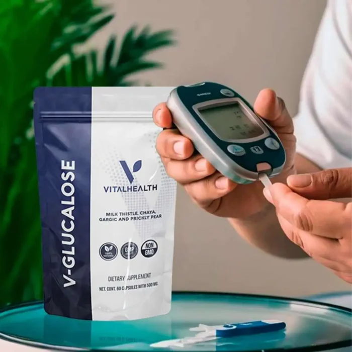 Persona midiendo su glucosa junto al suplemento V-Glucalose de VitalHealth