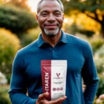 Hombre mostrando el suplemento V-Itaren de VitalHealth, ideal para promover salud hepática y urinaria