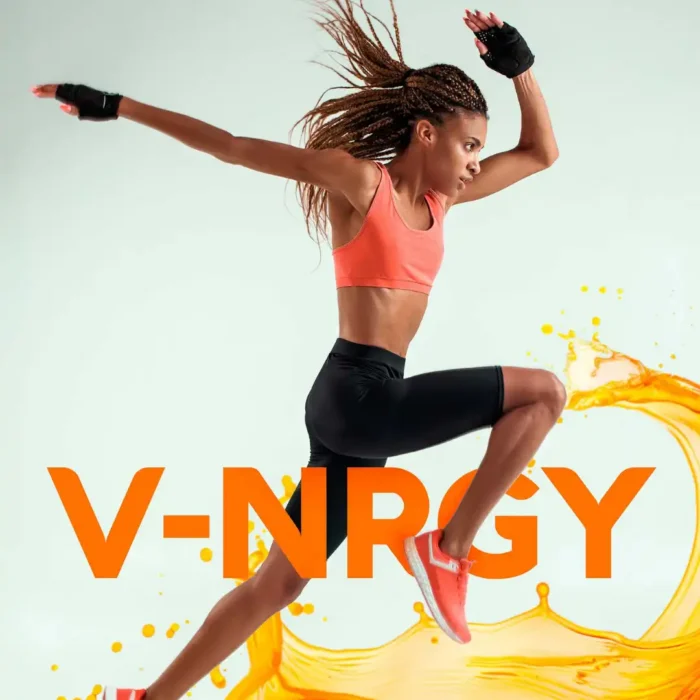 Mujer atlética en salto energético con fondo de jugo naranja, representando vitalidad y energía del suplemento V-NRGY de VitalHealth.