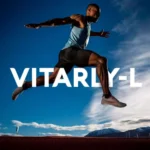 Hombre atlético corriendo con fondo azul y logo Vitarly-L, suplemento masculino de VitalHealth para energía y rendimiento