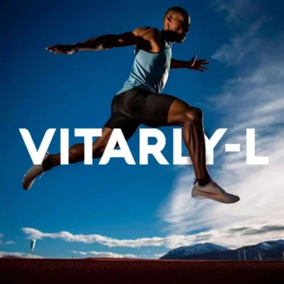 Hombre atlético corriendo con fondo azul y logo Vitarly-L, suplemento masculino de VitalHealth para energía y rendimiento