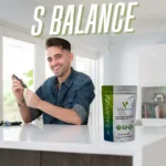 Hombre sonriente usando glucómetro junto a S-Balance de VitalHealth, suplemento para el equilibrio metabólico