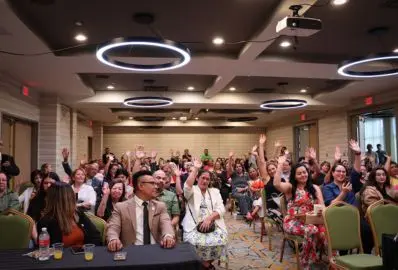 Evento de VitalHealth con comunidad reunida para capacitación y desarrollo en salud y negocios