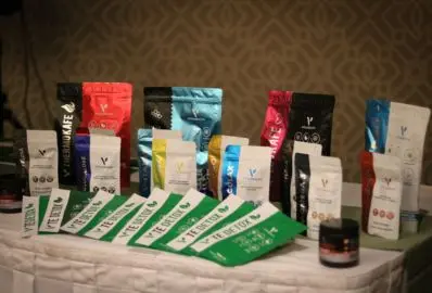 Suplementos naturales de VitalHealth exhibidos en evento de bienestar y salud integral