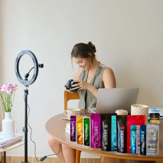 Creadora de contenido mostrando productos VitalHealth sobre una mesa para explicar qué es la marca.